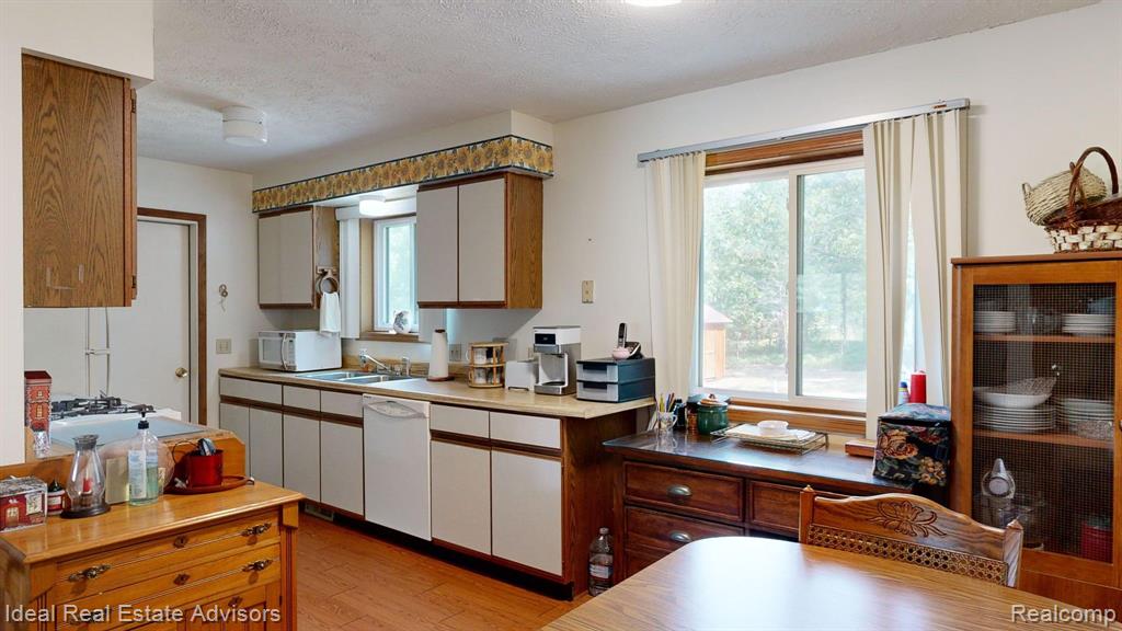 7215 TUSCARORA Circle, Indian River, MI 49749 — Photo 32