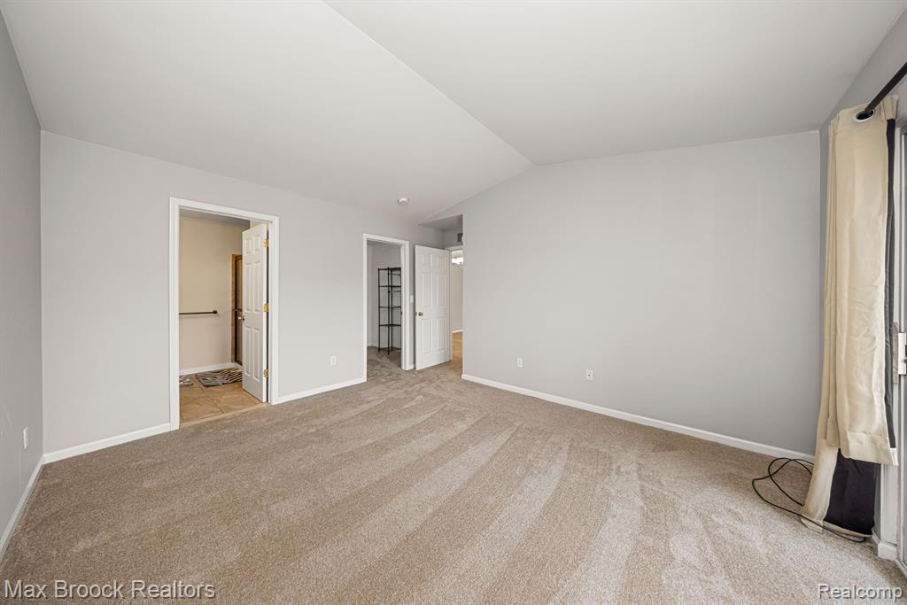 9203 FARMINGDALE Lane, Walled Lake, MI 48390 — Photo 21