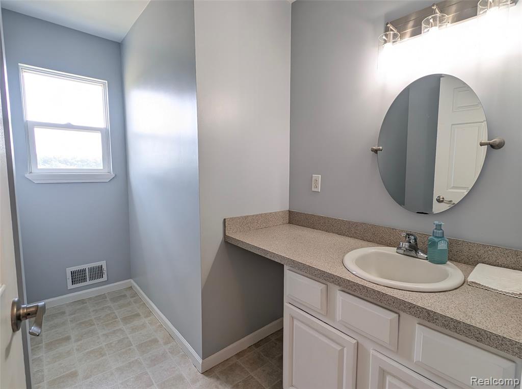 7427 Seymour Road, Swartz Creek, MI 48473 — Photo 16