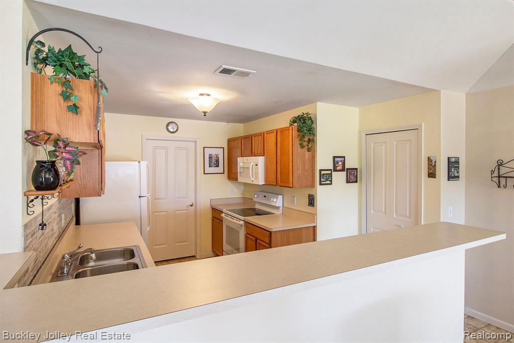 4165 KIRKWAY Court, 96, Howell, MI 48843 — Photo 2