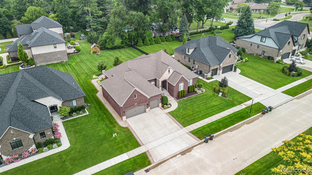 48913 Pinebrook Drive, Utica, MI 48315 — Photo 35