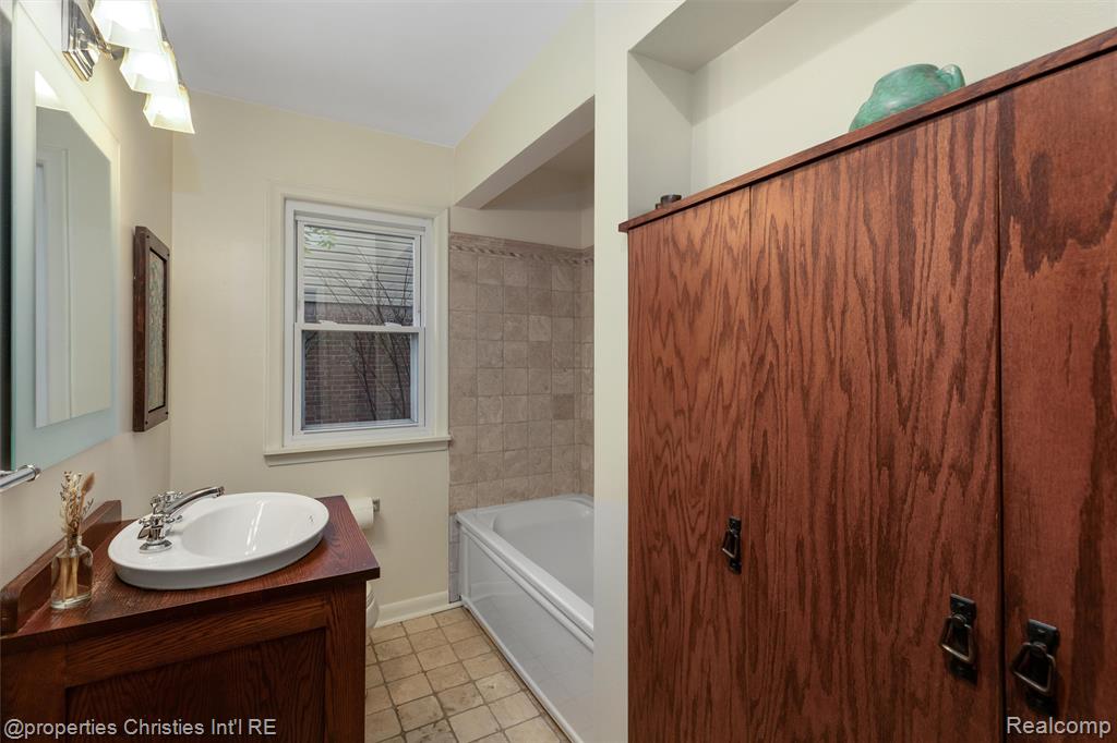 13323 Hart Avenue, Huntington Woods, MI — Photo 20