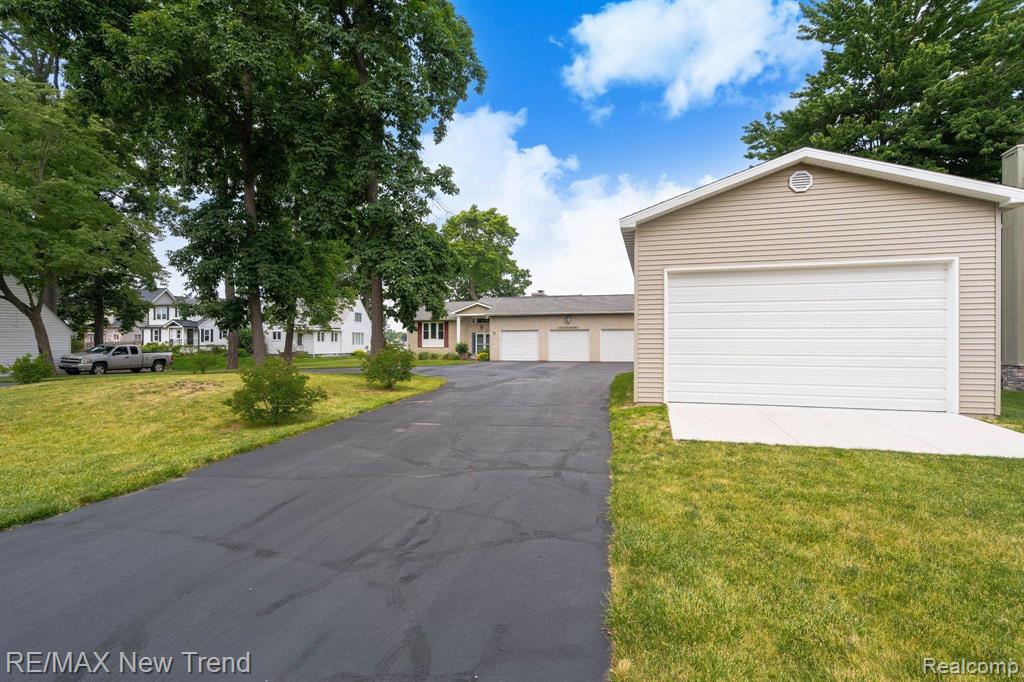 6768 HATCHERY Road, Waterford, MI 48327 — Photo 10