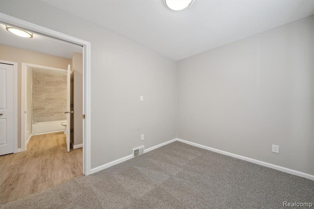 941 E LINCOLN Avenue, Madison Heights, MI 48071 — Photo 12