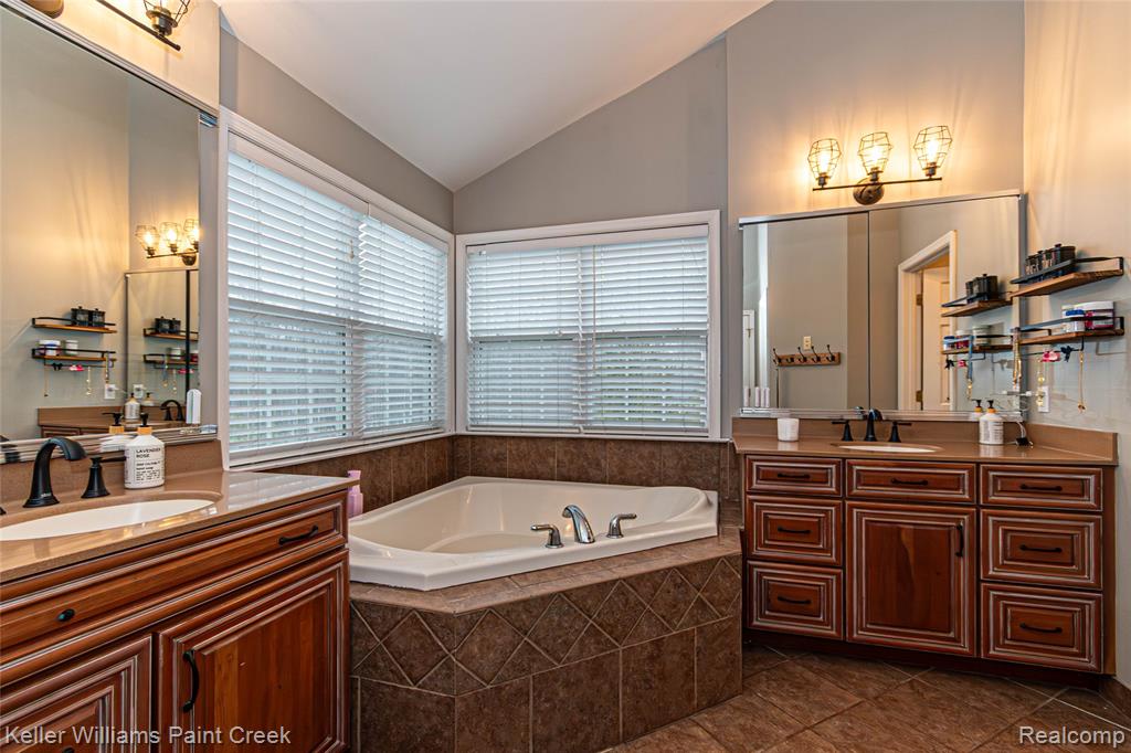 877 Wynstone Circle N, Oakland, MI — Photo 46