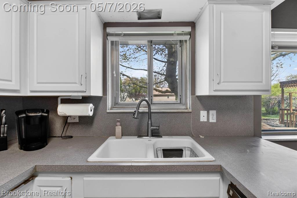 2732 Lacota Road, Waterford, MI 48328 — Photo 13