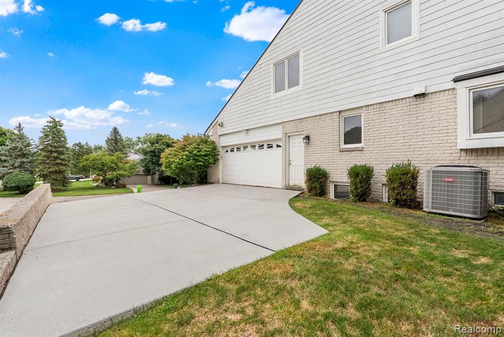 5322 Pond Bluff Drive, West Bloomfield, MI 48323 — Photo 7
