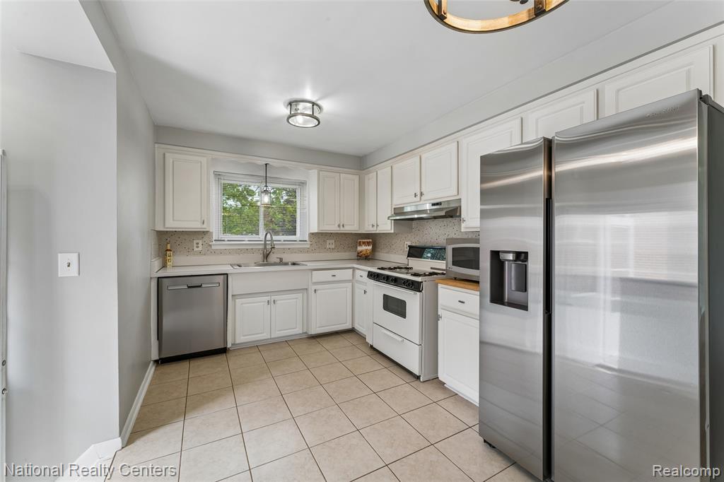8108 Whitefield Street, Dearborn Heights, MI 48127 — Photo 7