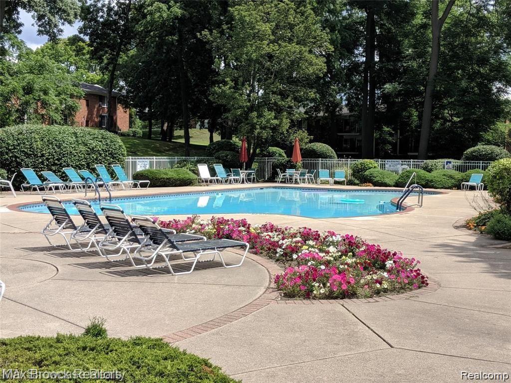 664 E FOX HILLS Drive, Bloomfield Hills, MI 48304 — Photo 18