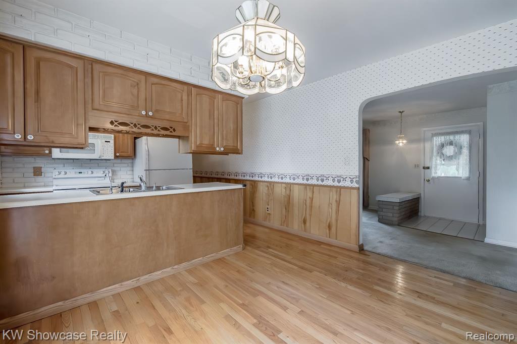 841 DRIBURG Drive, Commerce Twp, MI 48390 — Photo 8
