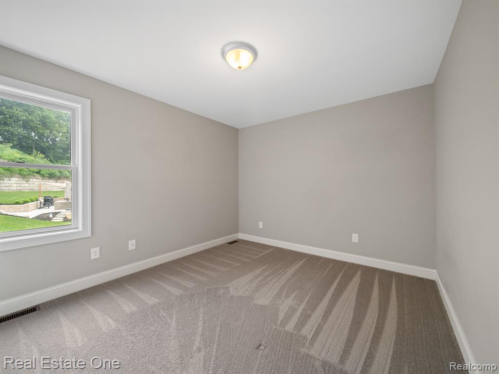 9687 SHELTERING OAKS Drive, Brighton, MI 48114 — Photo 20