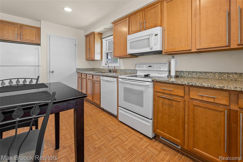 29064 Howard Avenue, Madison Heights, MI 48071 — Photo 7