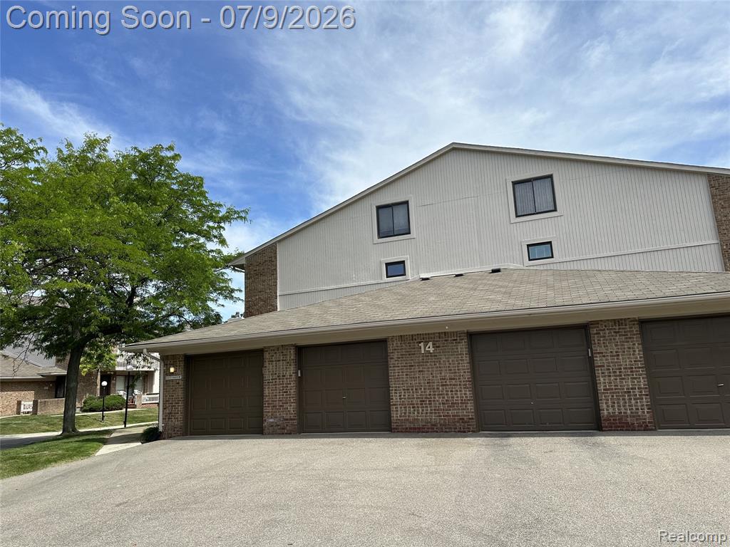 6669 Maple Lakes Drive, West Bloomfield, MI — front exterior