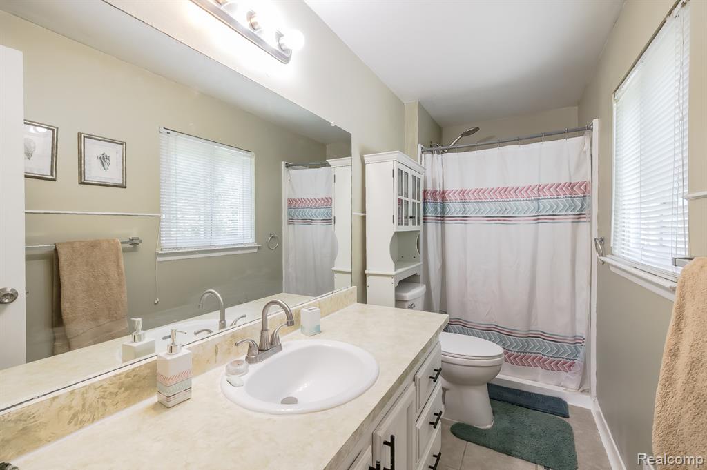 4851 Shoreline Boulevard, Waterford, MI 48329 — Photo 30
