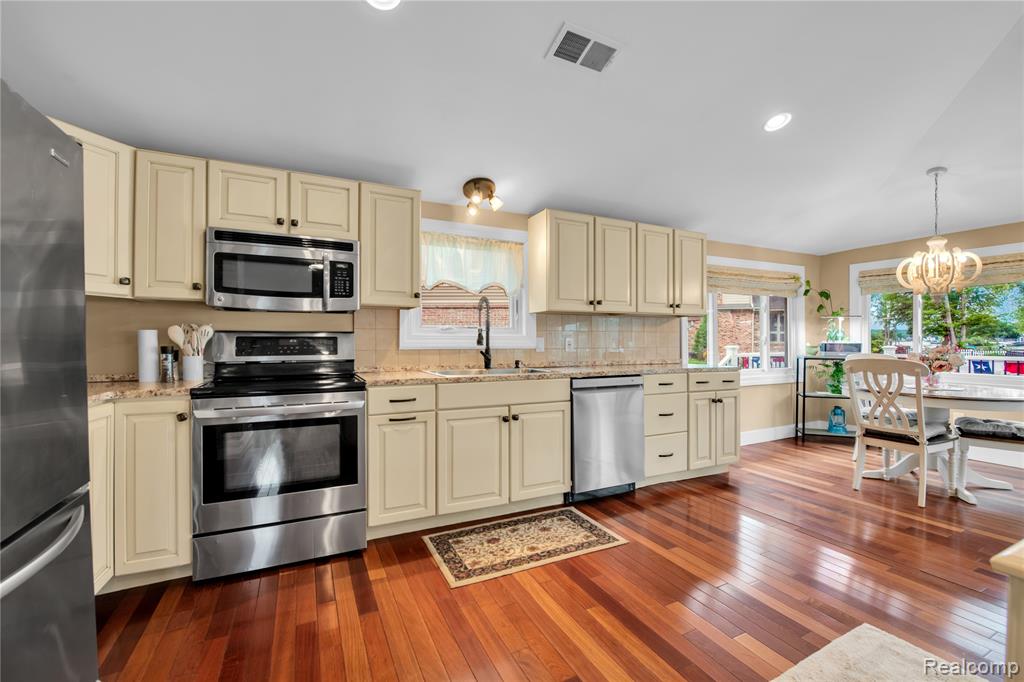 8320 Lagoon Street, Commerce Twp, MI 48382 — Photo 12