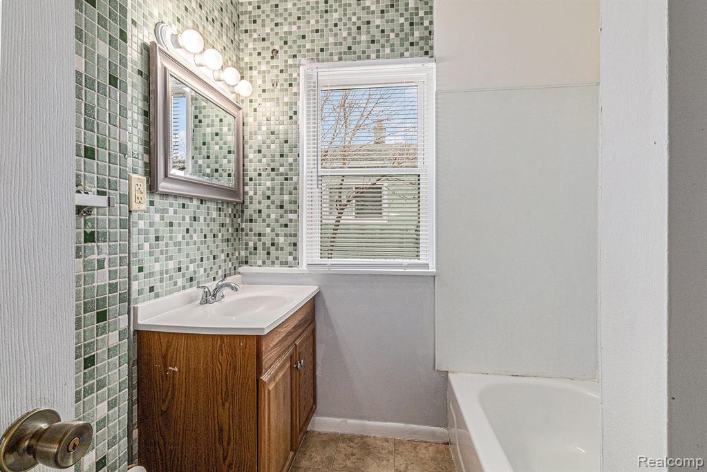 5402 Croissant Street, Dearborn Heights, MI 48125 — Photo 19