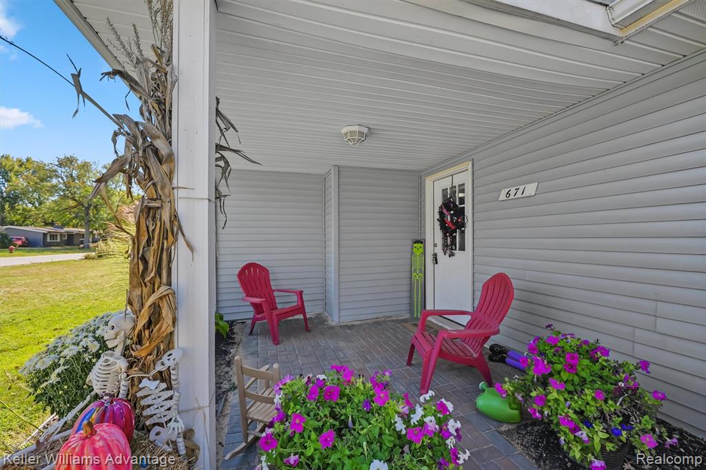 671 E Crest Lane, South Lyon, MI 48178 — Photo 6