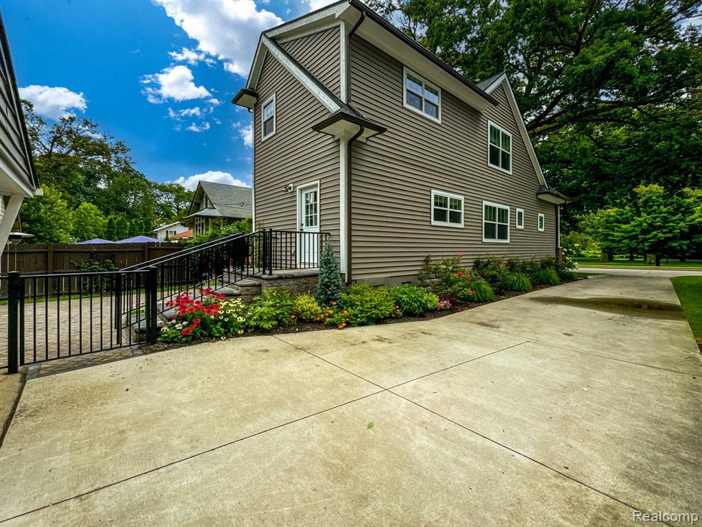 821 MAXWELL Avenue, Royal Oak, MI 48067 — Photo 38
