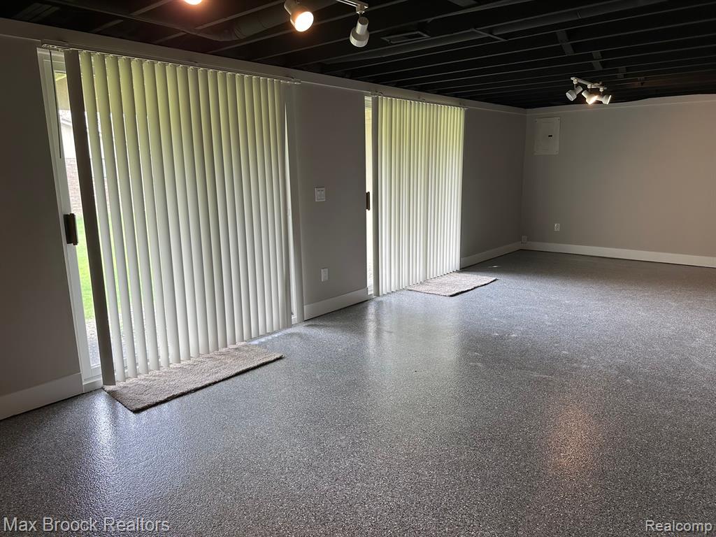 4347 FOXPOINTE Drive, West Bloomfield, MI 48323 — Photo 15