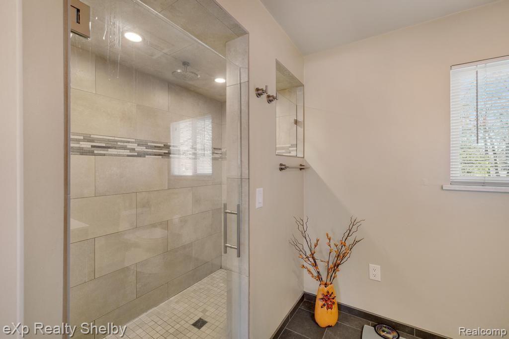 691 BARCLAY Drive, Troy, MI 48085 — Photo 32