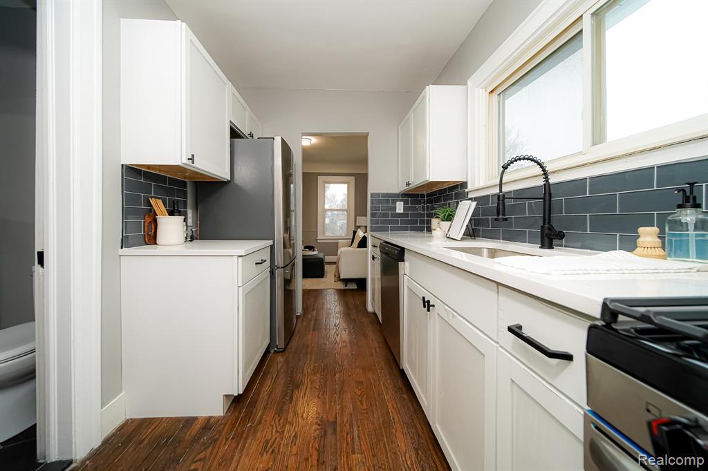 74 W BERNHARD Avenue, Hazel Park, MI 48030 — Photo 15