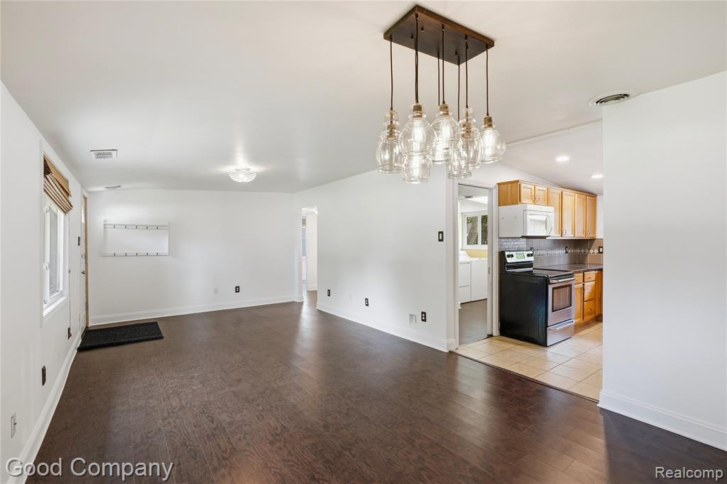 3130 Greenlawn Avenue, Commerce Twp, MI 48382 — Photo 6