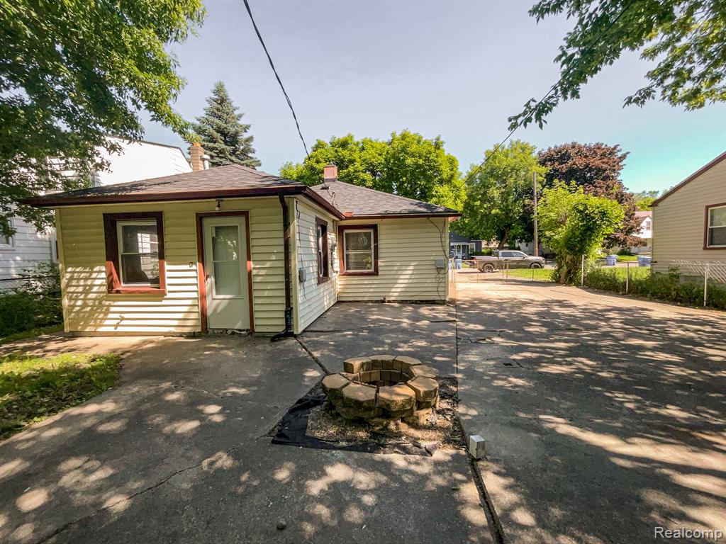 7054 FISHER Avenue, Warren, MI 48091 — Photo 17