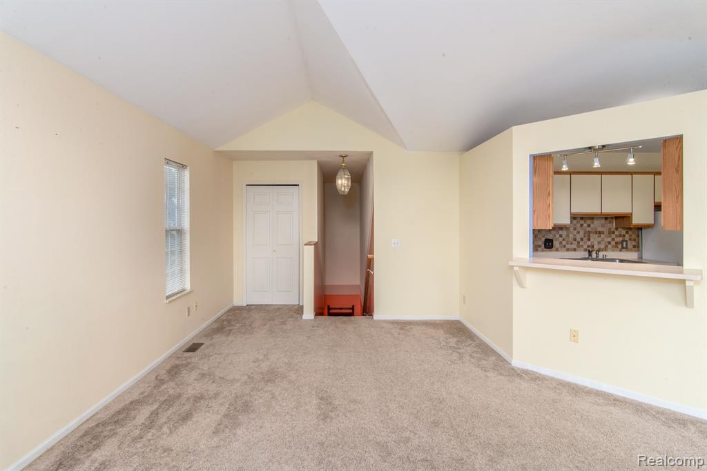 221 OAKBROOKE Drive, 5, South Lyon, MI 48178 — Photo 8