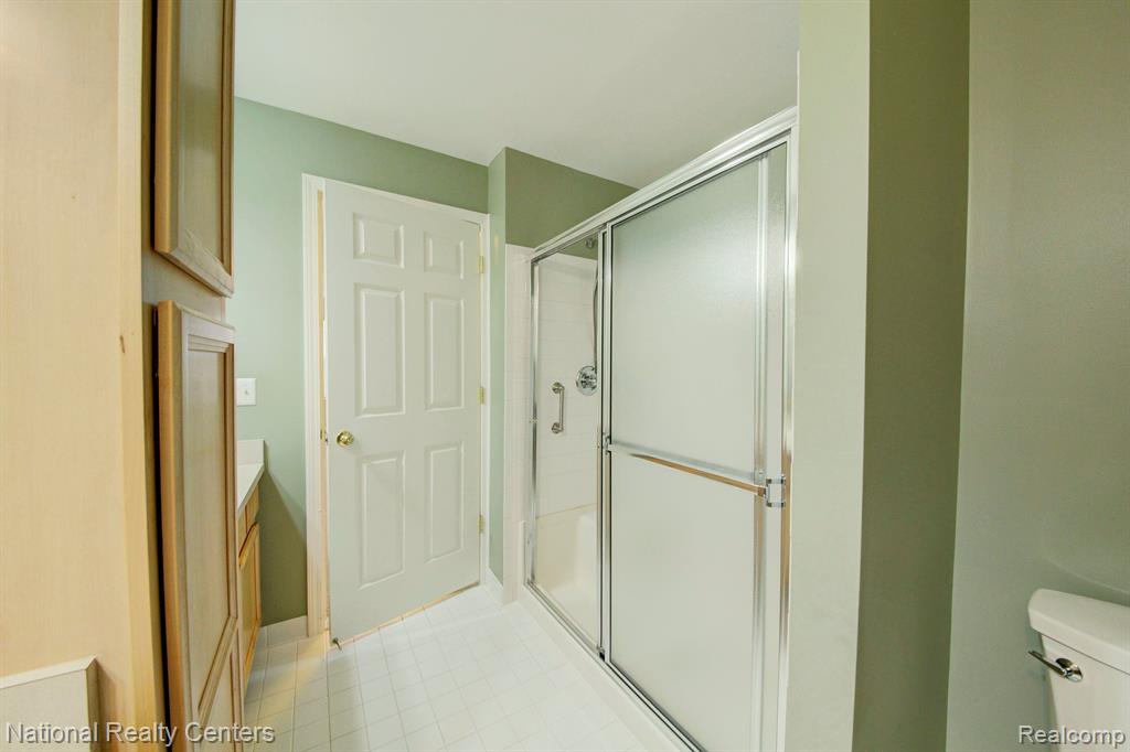 5104 TAMARA Circle, Walled Lake, MI 48390 — Photo 17