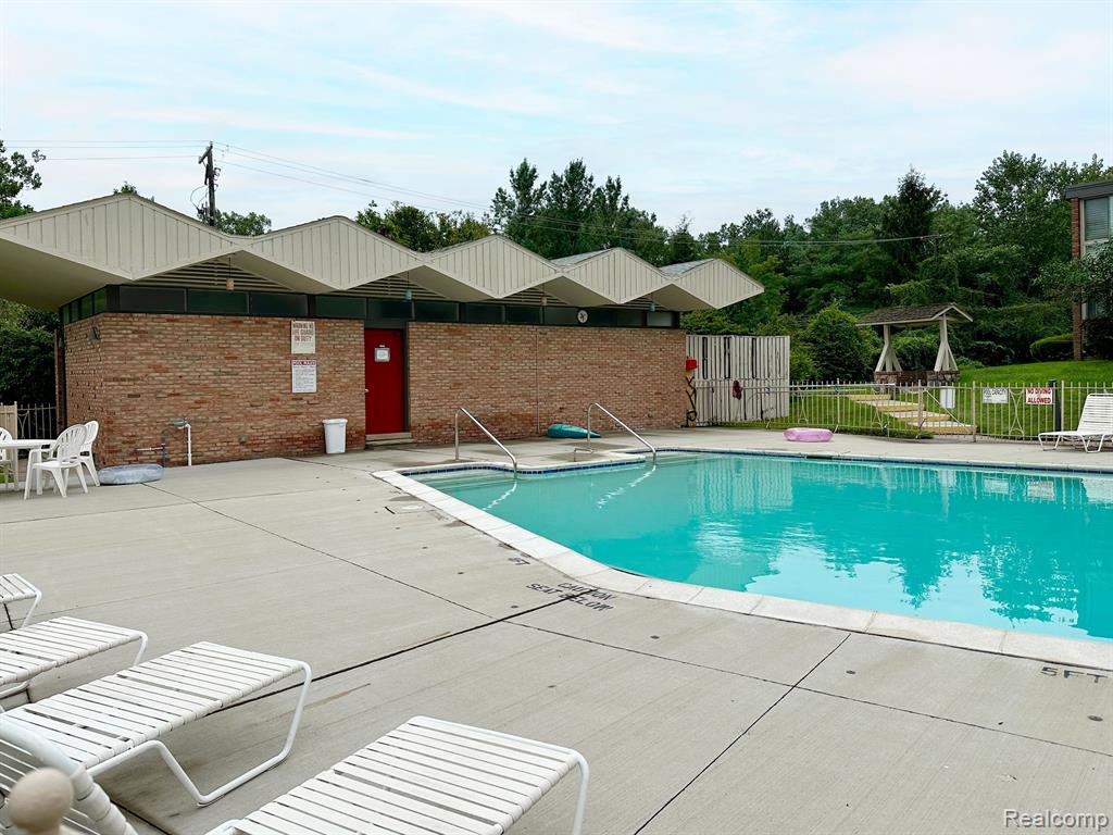 4041 W MAPLE Road, E101, Bloomfield Hills, MI 48301 — Photo 24