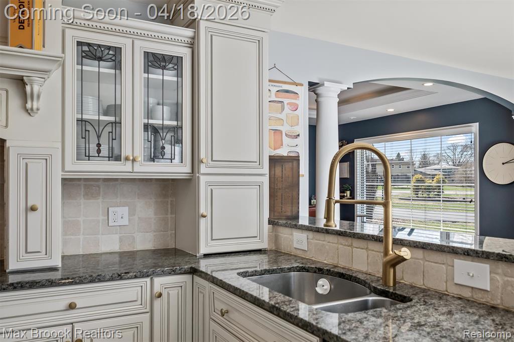 7359 Coach Lane, West Bloomfield, MI — Photo 22