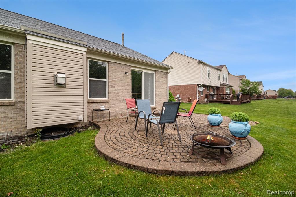 47291 FAIRLAWN Court, Canton, MI 48188 — Photo 32