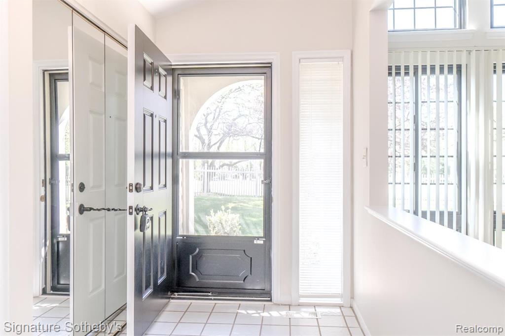 6015 PEBBLE LANE, West Bloomfield, MI — Photo 2