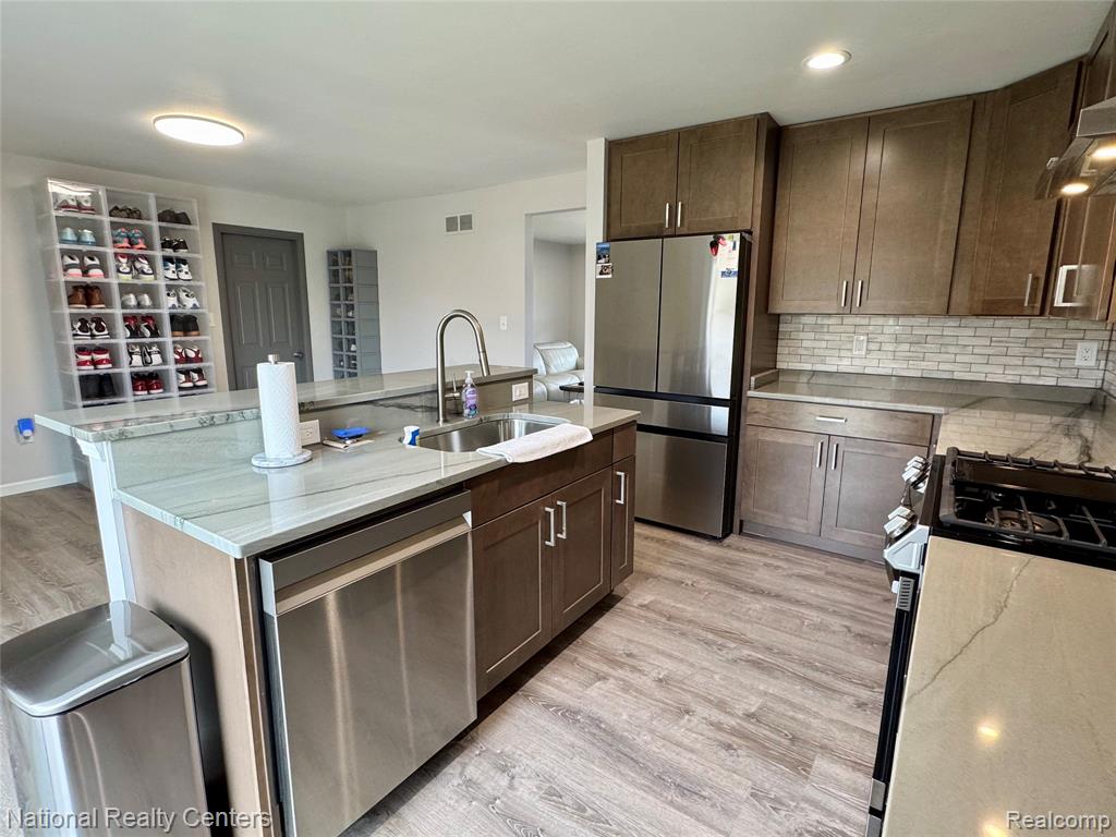 40684 Village Wood Road, Novi, MI — Photo 9