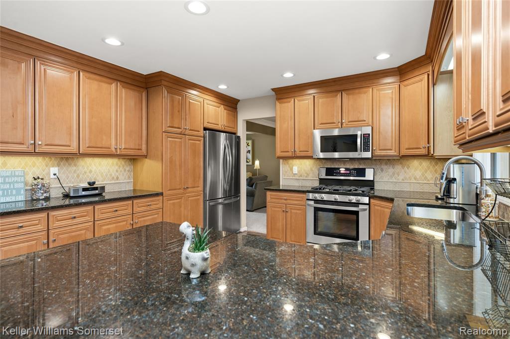 447 Antoinette Drive, Rochester Hills, MI 48309 — Photo 24
