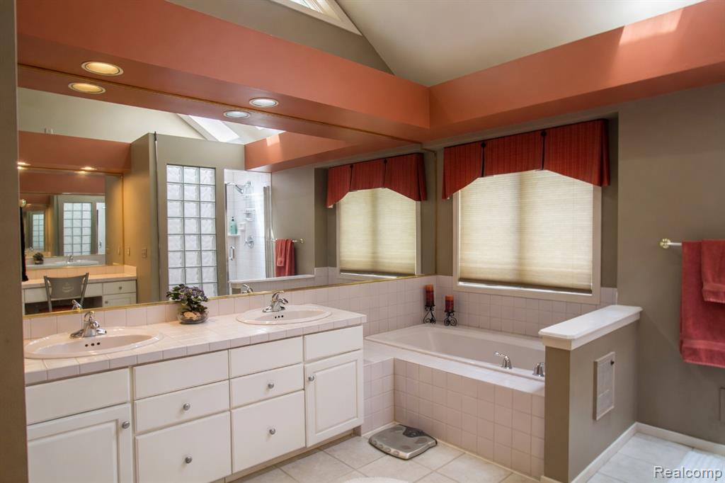 1305 Kings Pointe Road, Grand Blanc, MI 48439 — Photo 57