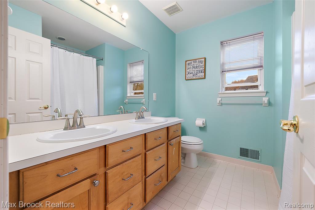 437 Cove View Drive, Waterford, MI 48327 — Photo 17