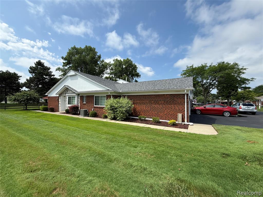 730 Country Club Dr Drive, 36, Saint Clair Shores, MI 48082 — Photo 3
