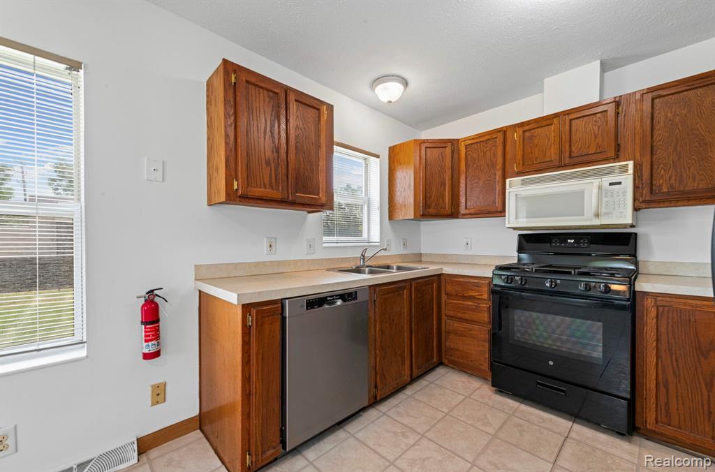 941 Pine Street, Wyandotte, MI 48192 — Photo 9