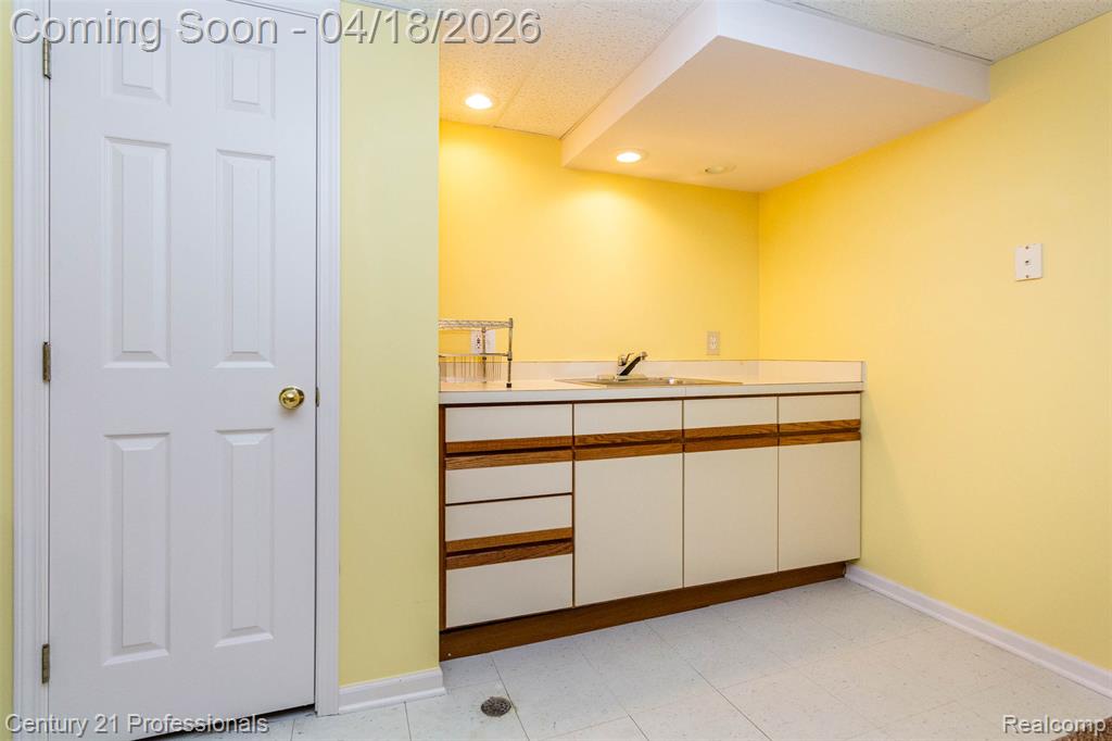 1256 Autumn Drive, Troy, MI 48098 — Photo 43