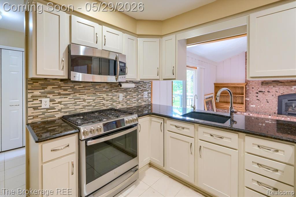 6933 Hubbard Hills Drive, Clarkston, MI 48348 — Photo 47