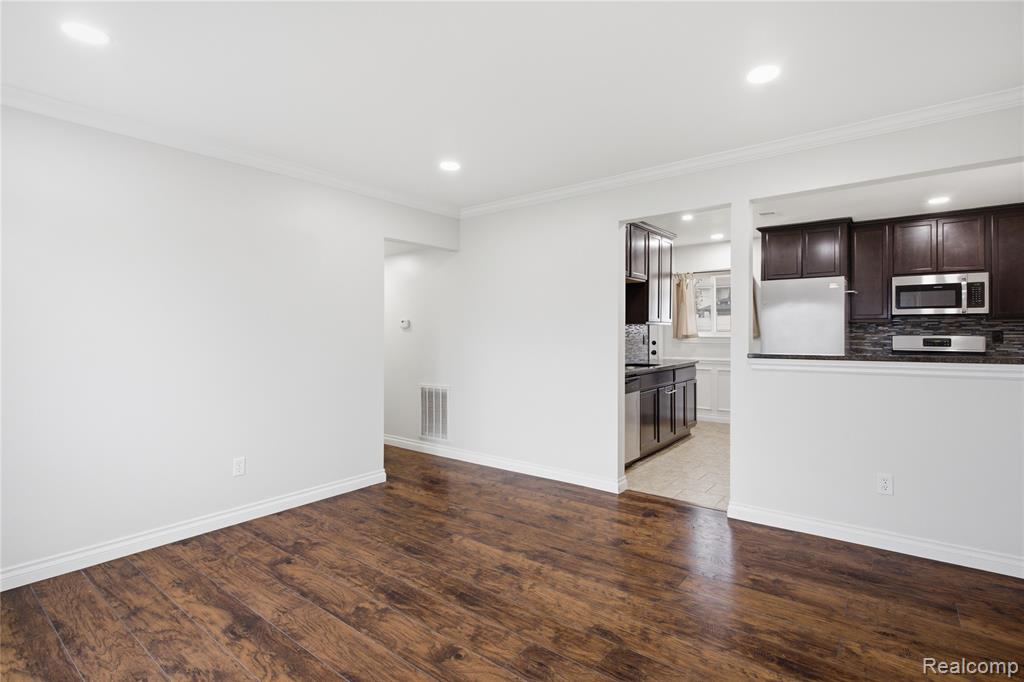 891 E Harwood Avenue, Madison Heights, MI 48071 — Photo 3