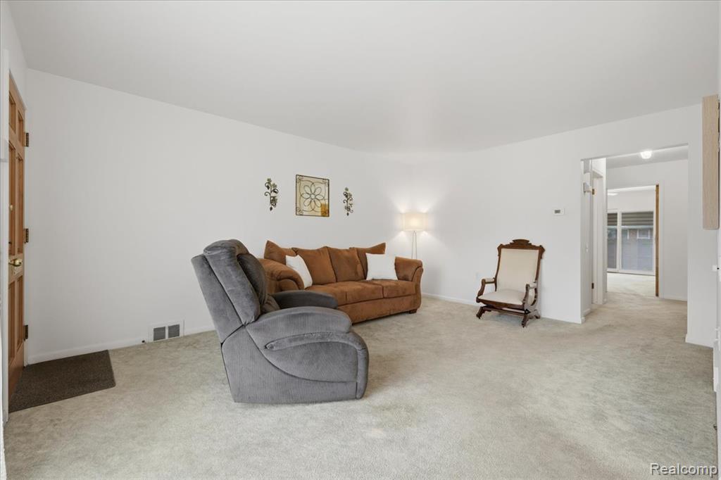 20290 Vernier Road, Harper Woods, MI 48225 — Photo 5