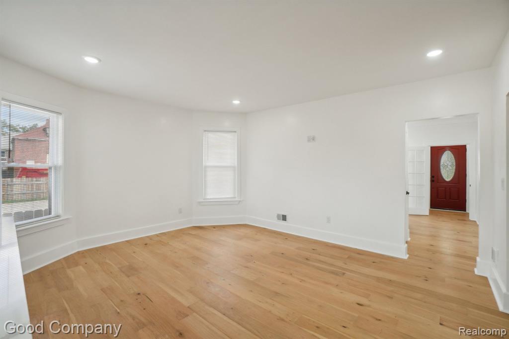 1645 CADILLAC Boulevard, Detroit, MI 48214 — Photo 15