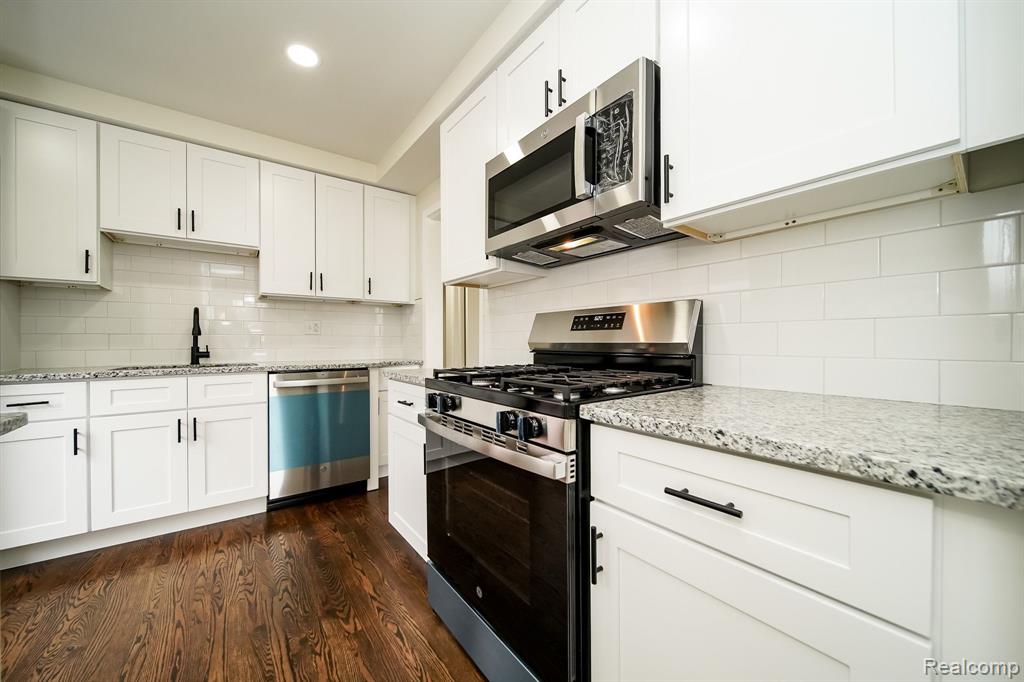 6855 KINGSBURY Street, Dearborn Heights, MI 48127 — Photo 16