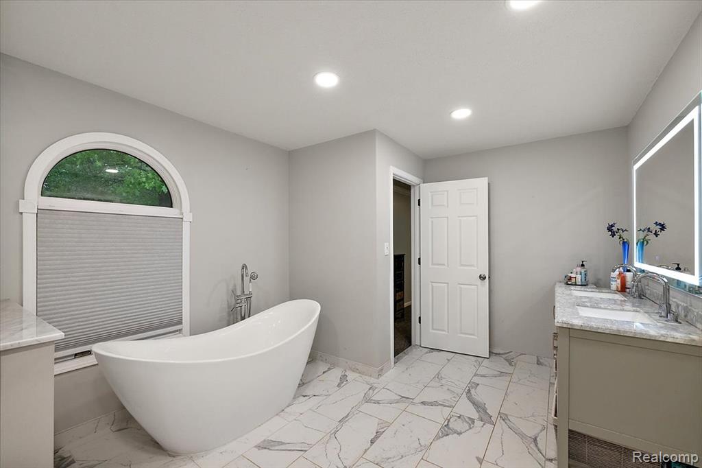 7291 Parkwood Drive, Fenton, MI 48430 — Photo 25