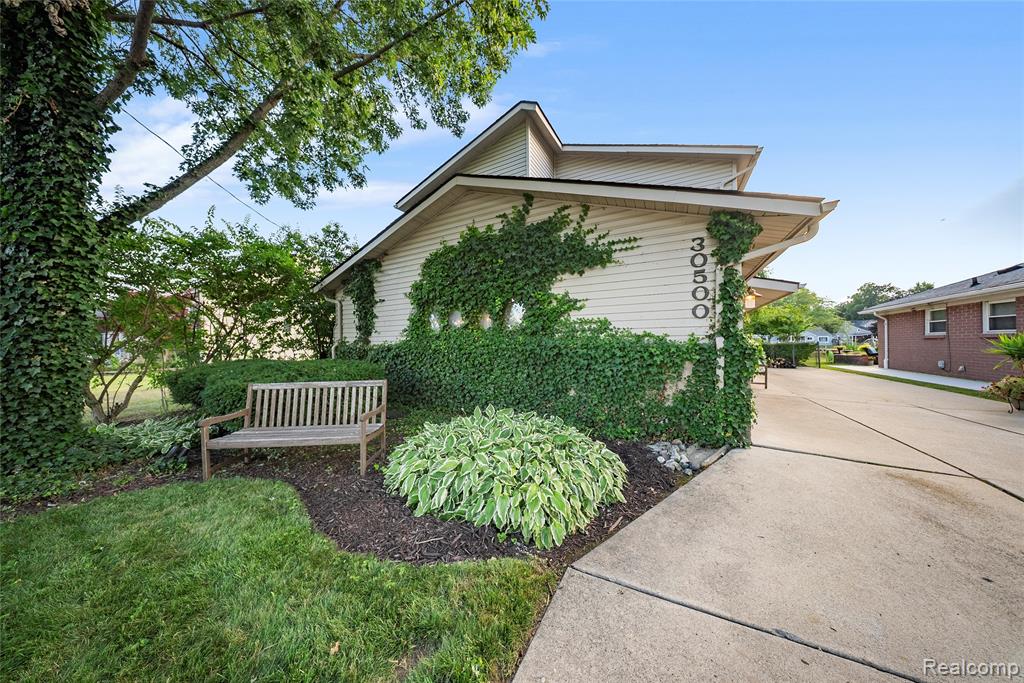 30500 Bayview Drive, Gibraltar, MI — Photo 41