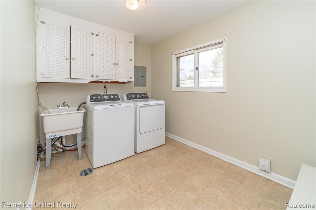 945 N Commerce Road, Commerce Twp, MI 48382 — Photo 31