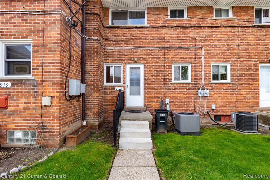 9917 MIDDLEBELT Road, Livonia, MI 48150 — Photo 29