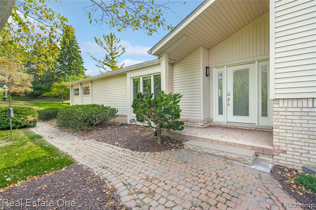4261 Lakeridge Court, Bloomfield Hills, MI 48302 — Photo 4